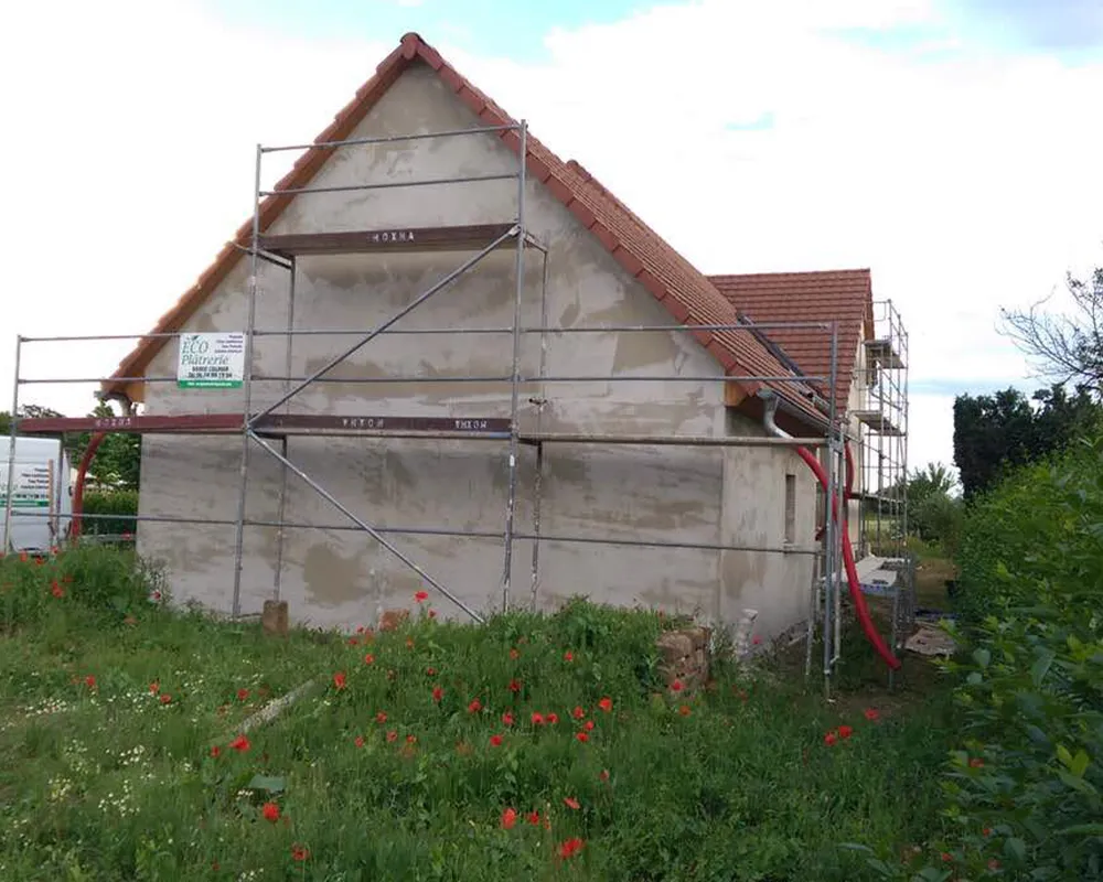 Rénovation des façades extérieures d'une maison en cours, réalisée par Ecoplatrerie à Colmar