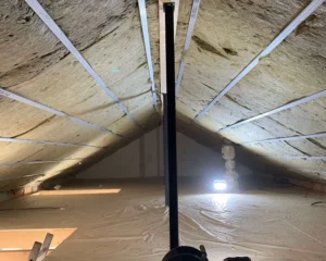 Isolation intérieure du toit d’une maison réalisée par Ecoplatrerie à Colmar