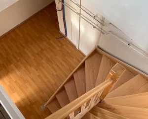 Travaux sur un escalier en bois et un sol, réalisés par Ecoplatrerie à Colmar