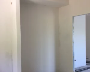 Murs en préparation pour être peints lors de travaux de rénovation à Colmar